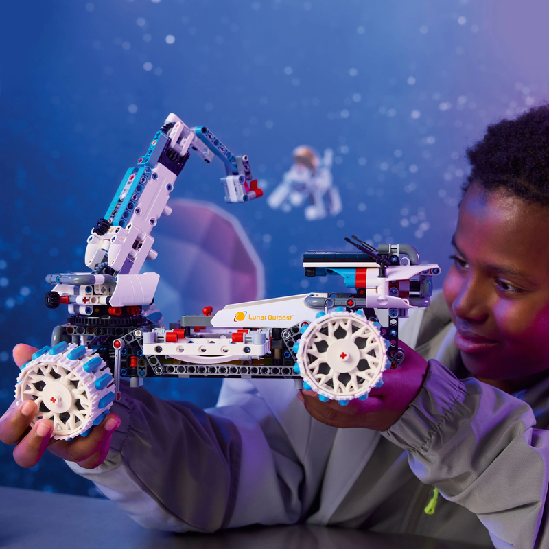 LEGO® Technic™ 42211 Lunar Outpost™ Mondrover-Raumfahrzeug